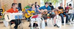 Auch Gitarrenklänge waren von den Mädchen und Jungen zu hören.