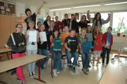 Endlich Ferien! Die Sch&uuml;ler der Klasse 7c jubelten nach der Zeugnisausgabe und starteten sofort in die Sommerpause.