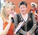 Immer f&uuml;r einen Spa&szlig; zu haben: Die stellvertretende Schulleiterin Heike Spie&szlig; inmitten der feiernden Zehntkl&auml;ssler.