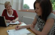Regelmäßig sitzen Aline Schüler und Berufseinstiegsbegleiterin Monika Putz zusammen. All das wird schriftlich festgehalten, neben Frau Putz unterschreibt auch Aline die Mitschriften.