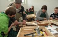Im Fachbereich Holz stellte Ausbilder Bernhard Schwestka mit den Siebtklässlern Handyhalter her (siehe unten im Bild).