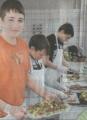 Im Fachbereich Ernährung bereiten Schüler Canapes zu.