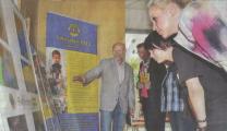 Ciervisti-Schulleiter Franz Köppe und Lions-Clubpräsidentin Gisela Achilles informierten zur Lions-Fotosafari. Als erste sah sich dann die Klasse 9b die Bilder an.