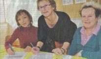 Viola Wernecke, die Vorsitzende des Fördervereins der Ganztagsschule Ciervisti, und Lions-Clubpräsidentin Gisela Achilles unterzeichneten die Vereinbarung zur Unterstützung von Margitta Danisch (r.), die sich seit September unentgeltlich im Trainingsraum mit disziplinlosen Schülern befasst.