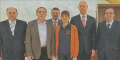 Sparkassen-Vorstand Markus Klatte (l.), Landrat Uwe Schulze (Mitte) und Sparkassen-Generalbevollm&auml;chtigter Andreas Czaja (r.) "rahmen" die hocherfreuten Zweckertragsempf&auml;nger ein: Wolfgang K&ouml;nig, Anne Handrich und Friedrich Pickler.