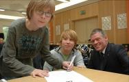 Mit der Vertragsunterzeichung ist es nun offiziell: Das Rotary-Projekt "Schüler helfen Schülern" geht in seine vierte Runde. Im Beisein von Hermann Voß, Präsident des Rotary-Clubs Zerbst, unterzeichneten Christian Wagner (l.) und Otto Besener ihren Vertrag.