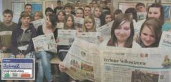 Zur Klasse 8b gehören: Josephine Bohnhoff, Stefanie Christoph, Lisa Marie Doil, Anna Dutov, Sarah Felgenträger, Melanie Franze, Luisa Hauser, Mandy Kuhnert, Nele Möbes, Marie-Luise Plantikow, Jo-Ann Podehl, Lucie Rusche, Jasmin Katharina Schulze, Antonia Thiele, Lars Apelt, Florian Blechschmidt, Dennis Böttge, Tobias Falkenthal, Domenik Lindenau, Christopher Möllmann, Christoph Oelkers, Nico Steinmann, Julian Strauß, Jonas Wallwitz und Philipp Bosse.