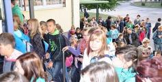 Start ins neue Schuljahr: Die Schüler der Ganztagsschule Ciervisti strömen ins Gebäude.