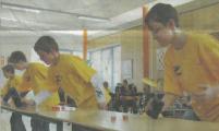 Norman Trapp, Florian Janetzko, Erik Horst und Paul Rogatty (v. r.) zeigten am Seniorentag die Kunst, mehrere W&uuml;rfel in einem Becher aufeinander zu stapeln. Der Wettbewerb nennt sich Dyce-Stacking.