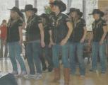 Die M&auml;dchen der Line-Dance-Gruppe tanzten zu Country-Musik.