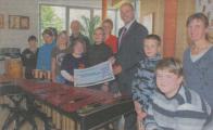 Lars Pfeil (4. v. r.), der Dessauer Gesch&auml;ftsstellenleiter der Sparda-Bank Berlin, &uuml;berbrachte der Ganztagssekundarschule Ciervisti am Dienstag einen Scheck in H&ouml;he von 1500 Euro. Das Geld wurde zweckgebunden zur Anschaffung einer Marimba (im Vordergrund) verwendet. &Uuml;ber das Geld freuten sich (v.l.): Tanja Bender, Lynn Hollerbul, Sarah Felgentr&auml;ger, Schulleiter Franz K&ouml;ppe, Gina Nierenberg, Johanna Wartmann, Ganztagsschul-Koordinatorin Birgit Kleinecke, Maximilian Winter, Johannes Adam, Lehrerin und Kursleiterin Anne Handrich.