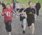 Die Jungen der Klasse 5a geben beim Sprint alles. Für die Klassenstufen fünf bis neun der Ciervisti-Ganztagsschule hieß es "Sport frei" beim traditionellen Sportfest im Friedrich-Ludwig-Jahn-Stadion.