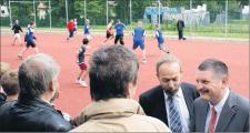 W&auml;hrend die Ciervisti-Sch&uuml;ler die Kleinfeld-Fu&szlig;ballanlage sofort nach der Einweihung in Beschlag nahmen, beobachteten Landrat Uwe Schulze, der CDU-Fraktionsvorsitzende im Kreistag, Bernhard Northoff, Dietrich Landmann vom Jugendhilfeausschuss des Kreistages und Kreistagspr&auml;sident Paul Lindau (v. r.) das Geschehen gut gelaunt vom Spielfeldrand aus.