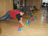 Wie zu sehen, kann der Schwierigkeitsgrad beim Sport Stacking auch noch erh&ouml;ht werden. Stapeln im Liegest&uuml;tz ist da nur eine von vielen M&ouml;glichkeiten.