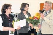 Manfred Schmidt von der Stadtseniorenvertretung &uuml;berreichte Projektleiterin Heike Koch (links) und Schulleiterin Friederike Finger eine Urkunde sowie eine Spende von 400 Euro.