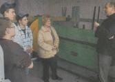 Klaus Partheil erkl&auml;rt den interessierten Jugendlichen Tobias, Marc und Alexander aus der 8. Klasse der Sekundarschule CIERVISTI den Beruf des Metallbauers.