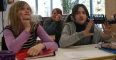 July, Jan und Jennifer sind drei von fünf Mitgliedern der Theatergruppe, die mit einer Schulszene für Heiterkeit sorgte.