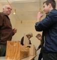 Forstmitarbeiter Herr Petermann und Annetta Matthias, Leiterin des Waldjugendheimes Spitzberg, ließen die Schüler der Klasse 9c Düfte erraten und Naturmaterialien erfühlen.