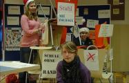 Vanessa Rösch, Tracy Becker und Nico Waschke (v. l.) beschäftigten sich am "Stuhl mit Courage Stand" mit den Alltagsproblemen an Schulen.
