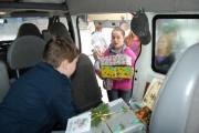 Auch beim Einladen der vielen Geschenke in den Transporter halfen die Sechstkl&auml;ssler tatkr&auml;ftig mit.
