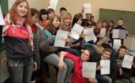 Die Klasse 9c mit ihren Halbjahreszeugnissen
