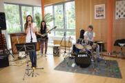 In der Aula der Schule sorgte f&uuml;r die musikalischen T&ouml;ne die Gruppe "Band and Singers".