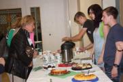 Nach der Veranstaltung &uuml;bernahmen M&auml;dchen und Jungen der Klasse 10c die Bewirtung mit Kaffee und Kuchen.
