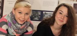 Melinda Rozing (links) und Nele M&ouml;bes beim Abbau der Anne Frank-Ausstellung. 45 Infotafeln mussten gerollt werden.