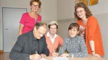 Thomas Drechsel und Gisela Achilles (l.) vom Zerbster Lions Club unterschreiben den Partnerschaftsvertrag mit Anne Handrich (2.v.r.) vom F&ouml;rderverein Ciervisti. Lehrerin Andrea Schulze (r.) und Margitta Danisch (Mitte) freuen sich &uuml;ber die Unterst&uuml;tzung f&uuml;r den Trainingsraum.