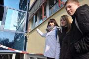 Josephine Melle (v.l.), Laura K&uuml;hn und Paul Rie&szlig;mann besuchen die achte Klasse der Ciervisti-Ganztagsschule und k&ouml;nnen den Vandalismus nicht nachvollziehen. Ein Fenster der Schule ist mutwillig zerst&ouml;rt worden.