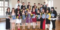 Klasse 8a: Unten v.l.: Lehrerin Andrea Schulze, Jasmin Ehmke, Jenny Jochheim, Annika Schreinert, Josephine Jende, Laura Heiderose Bock, Maxi K&ouml;ppe, Tracy Becker, Lea Suter, Gina Schwarz. Mitte v.l.: Alexander Elizarov, Franziska Loung Thu Binh, Ronja R&ouml;sch, Marina Wurm, Enrico Maschke, Anthony Scheiner. Oben v.l.: Daniel Denda, Andreas Schreiter, Martin Gr&uuml;hl, Jan Streit, Tom Joel Wernecke, Maximilian Winter