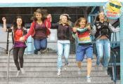 Die Achtkl&auml;sslerinnen Michelle Mooz (v. l.), Schura Arutunan, Vivien Sch&auml;bsdan, Tabea Lambrecht und Vivian Weder aus der Klasse 7b der Zerbster CIERVISTI-Ganztagsschule begr&uuml;&szlig;ten gestern die Ferien mit vollem Elan.