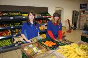 Praktikantin Patricia Gensecke und ihre Mitsch&uuml;lerin Jennifer Klitsch hatten 14 Tage Praktikum im Zerbst NP-Markt.