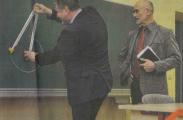 Am Dienstag voriger Woche sah sich Landrat Uwe Schulze (li.) gemeinsam mit Bauamtsleiter Erich M&uuml;hlbauer die neu renovierten R&auml;ume der Ciervisti-Au&szlig;enstelle in der Breite 86 an.