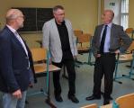 Schulleiter Franz K&ouml;ppe, Bildungsausschussmitglied Bernd Wesenberg und Bauamtsleiter Erich M&uuml;hlbauer (v.l.) in einem der sanierten Klassenr&auml;ume der fr&uuml;heren Zerbster Berufsschule.
