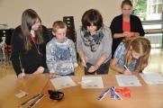 Die Rotary-Pr&auml;sidentin Hannelore Seidler und die Sch&uuml;ler unterschrieben gemeinsam die Lern- bzw. Patenschaftsvertr&auml;ge.