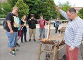 Pia, die Tochter von Andr&egrave; Brandt aus Nutha (r.), lernt in der Ciervisti-Ganztagssekundarschule. Als Vater war er gern bereit, mit seiner mittelalterlichen Schauschmiede am Schulfest teilzunehmen.