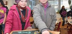 Vera Seliger und Ronja Daniel (v.l.) freuen sich auf den ersten Tag in ihrer neuen Schule. Hier betrachten sie Bilder im Kunstraum.