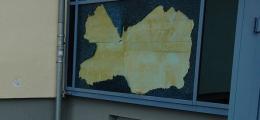 Links und rechts des Haupteinganges haben Unbekannte die Scheiben der Au&szlig;enverkleidung der Ciervisti-Ganztagsschule zerst&ouml;rt. Montagmorgen ist der Schaden entdeckt worden.