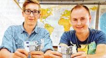 Die Banknachbarn Marc B&ouml;hlert (l.) und Martin Zimmermann l&ouml;sten die Quiz-Aufgaben zusammen.