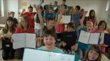 Endlich Ferien: Die Klasse 5d der Ciervisti-Ganztagsschule st&uuml;rmte zufrieden nach der Zeugnisausgabe in ihre Sommerferien.