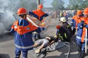Die mit Blaulicht anger&uuml;ckte Feuerwehr brachte die aktiven M&auml;dchen und Jungen der Jugendfeuerwehr und ihre Technik zum Anfassen mit. Doch im Mittelpunkt stand eine Unfall-Demonstration mit Menschenrettung aus einem Auto.