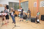 Schon vor ihrem gro&szlig;en Auftritt &uuml;bte die Zerbster Schulband (noch ohne Namen), um dann ihre musikalischen Darbietungen zu Geh&ouml;r zu bringen.