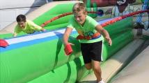 Bungee-Running war der neueste Schrei auf dem Schulhoffest. Die Sch&uuml;ler bildeten lange Schlangen, um gegeneinander antreten zu k&ouml;nnen.