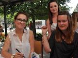 Franziska Winkler (rechts) hat sich den Namen ihrer Freundin Jasmin Jordan als Tattoo von Kunstlehrerin Heidi Jodeit aufmalen lassen.