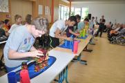 Schnelligkeit war beim Becher-Stapeln gefragt. Dies zeigten Sch&uuml;ler der AG Sport-Stacking.