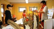 Schreiben mit Federkielen: Lehrerin Carmen Otto f&uuml;hrte beim Schulrundgang vor, was es im Schulmuseum zu entdecken gibt. Im Hintergrund warteten die beiden Sch&uuml;lerinnen Meike Krause und Lisa Markmann auf die Fortsetzung ihres Einsatzes.