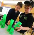Rasantes Stapeln: Tim Scheuer und Tim Rostel f&uuml;hrten in der Schulaula vor, wie Sport-Stacking funktioniert. Gelernt haben sie die Sportart bei Nobert Krampitz.