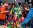 Farbige Plastebecher stapelten die Mitglieder der Arbeitsgemeinschaft "Sport Stacking" zu Pfeilern auf, womit symbolisch die Br&uuml;cke "Stari Most", das Wahrzeichnen von Mostar, Gestalt annahm.