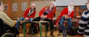Um ein illegales Schlittenrennen der Weihnachtsm&auml;nner drehte sich der am&uuml;sante Sketch der Theatergruppe.